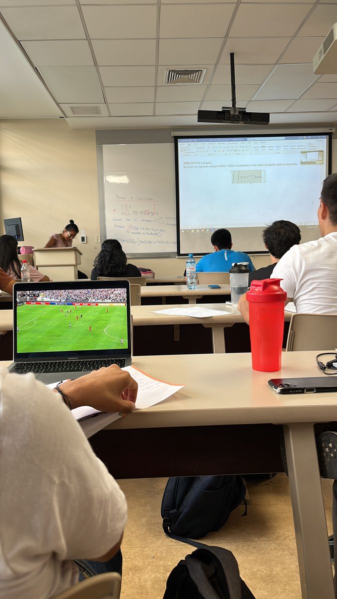 Herkes Dersteyken O sırada ben 😁